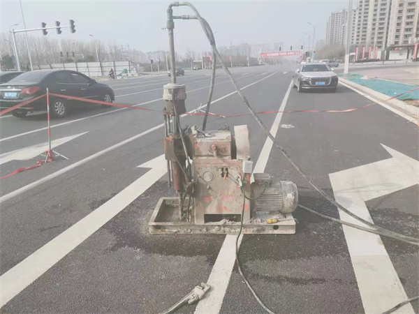 南乐公路路面下沉沉降开裂注浆加固施工